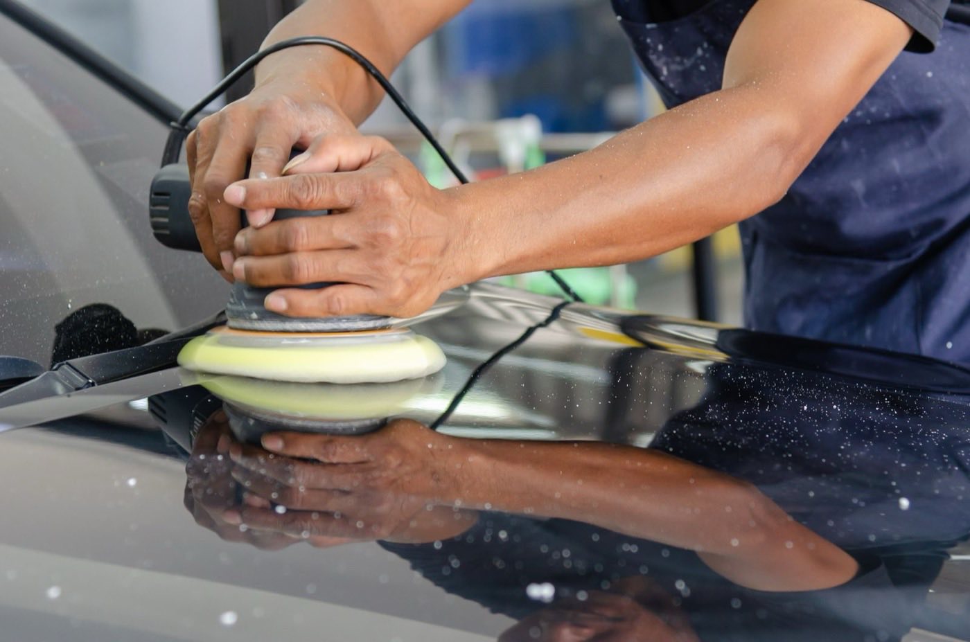 Profissional fazendo buffing e polimento em carro