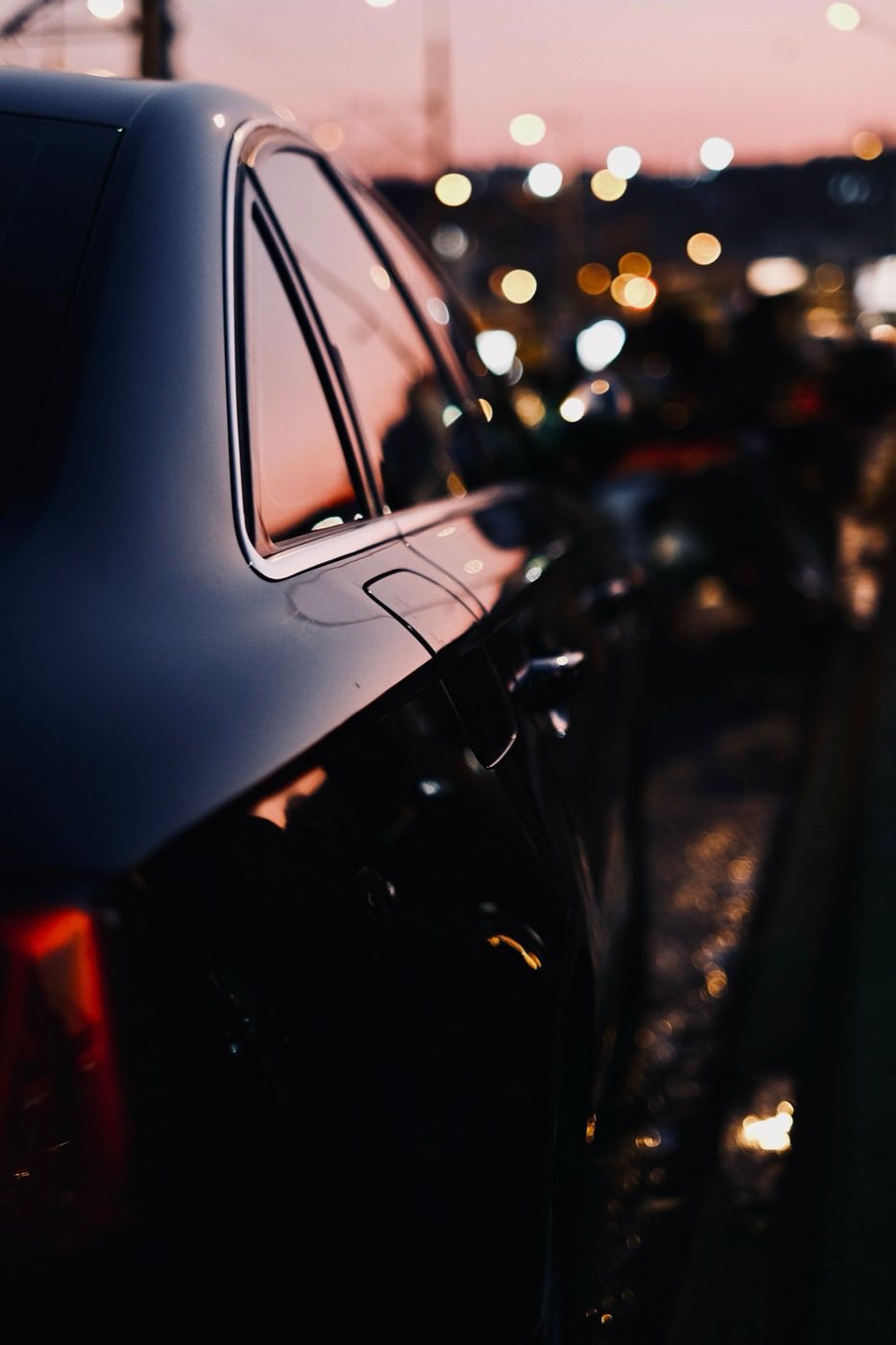 Carro preto à noite, lataria com reflexo