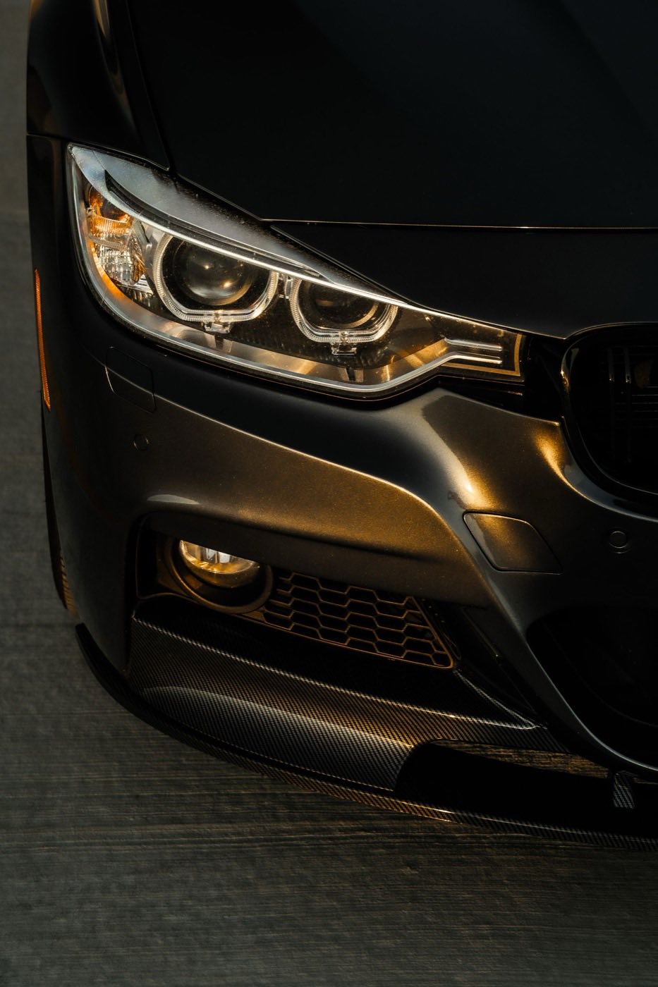 Detalhe de farol de carro com luz âmbar